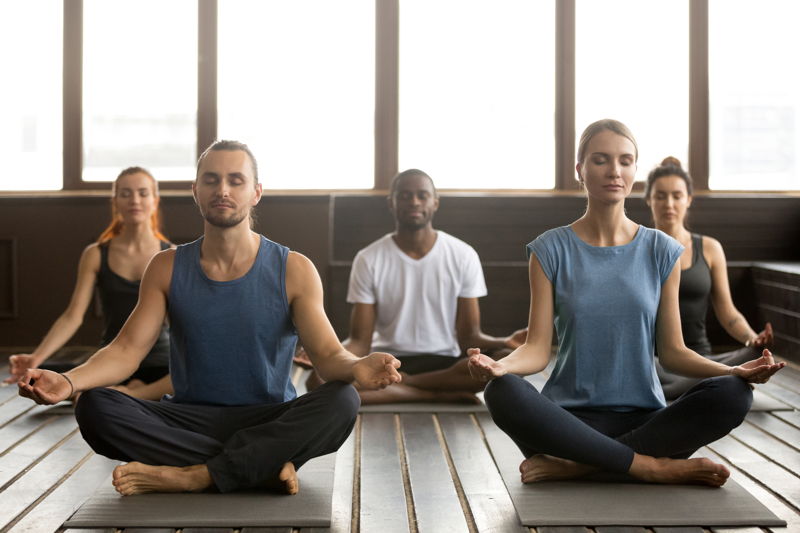Grupo de personas haciendo sesión de yoga