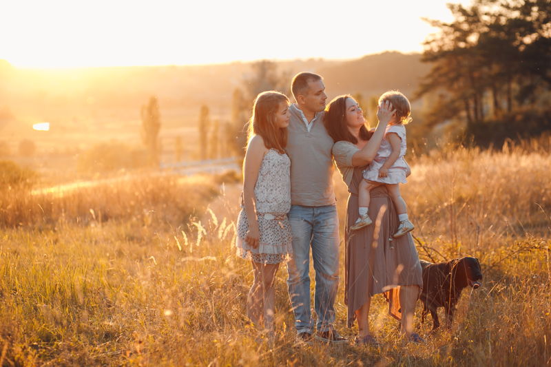 Familia de excursión en el campo 