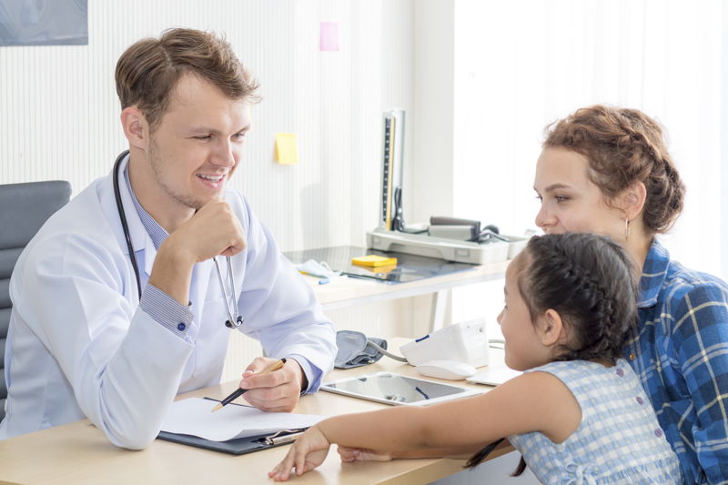 Una familia en la consulta con su propio médico