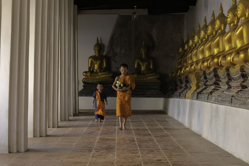 Dos monjes tibetanos paseando en un templo