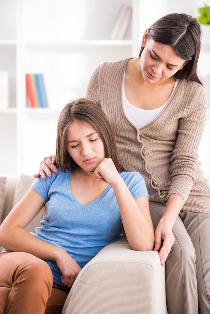 Madre dando consuelo a su hija