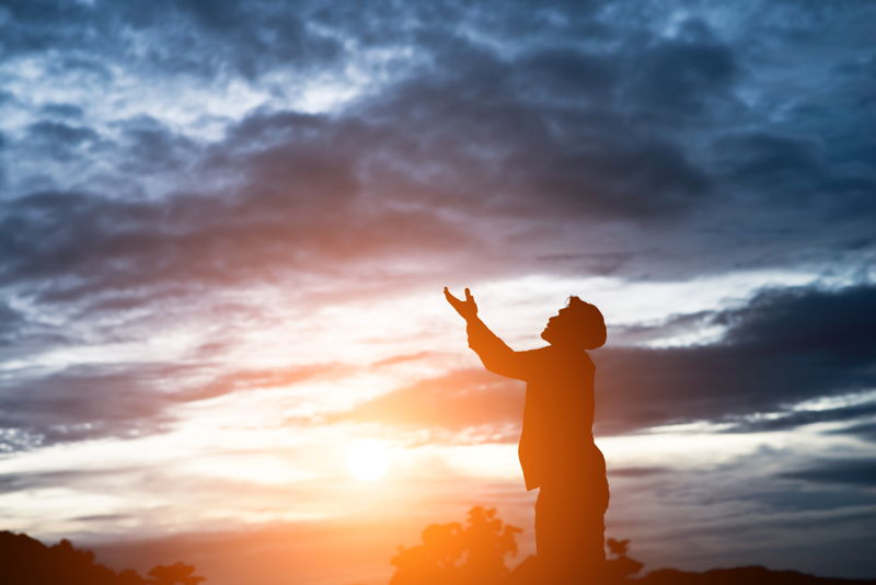 Un hombre invocando al cielo