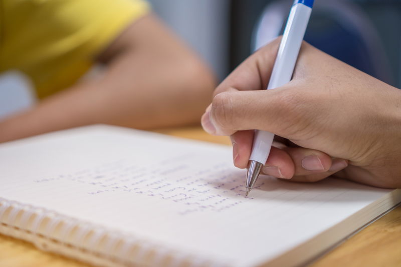 Mano escribiendo apuntes