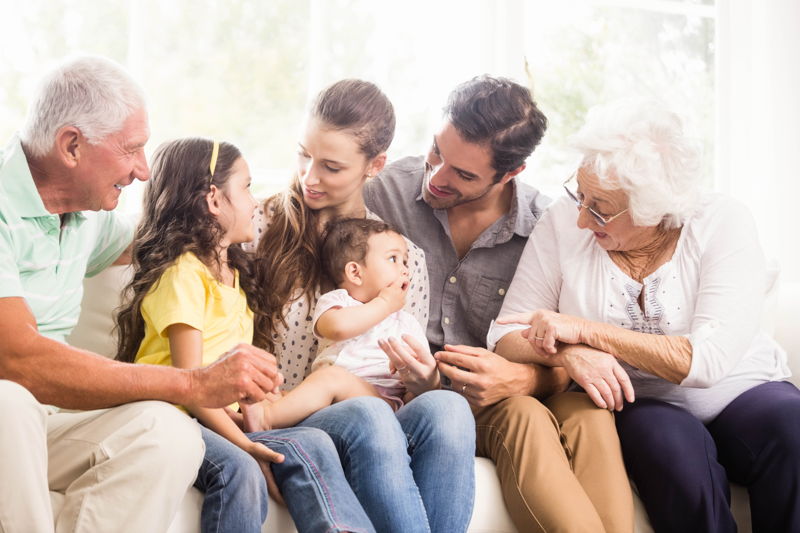 Familia reunida en un sofá