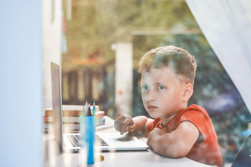 Niño buscando en Internet