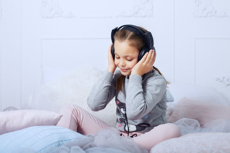 Niña escuchando música