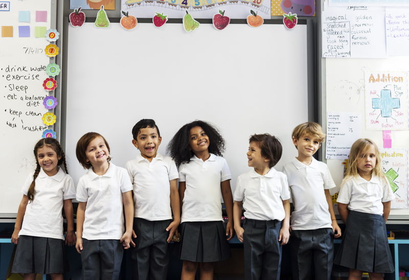 Niñas y niños en la escuela