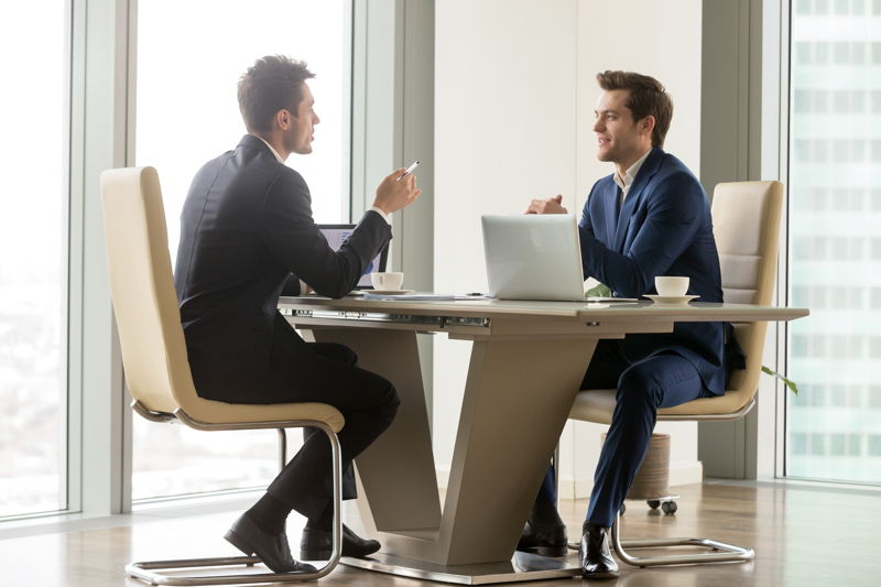 Profesional hablando con su coordinador en el trabajo