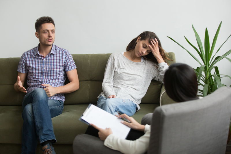 Familia hablando con un miembro de su equipo de atención