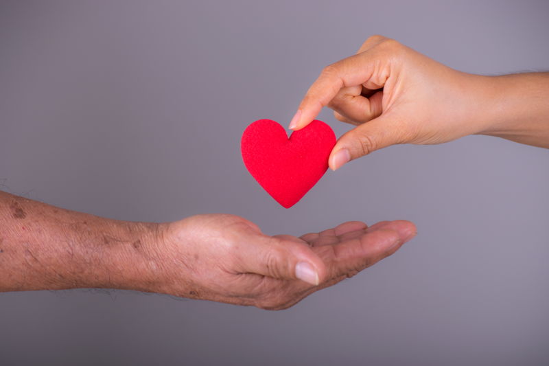 Persona que dona un corazón a otra persona