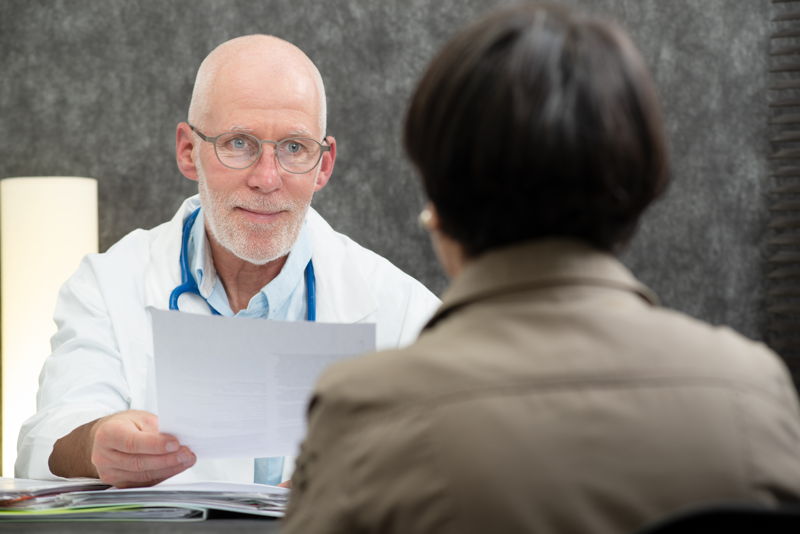 Mujendo en una consulta con un médico