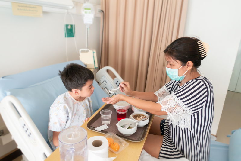 Niño ingresado en el hospital con su madre asistiéndole