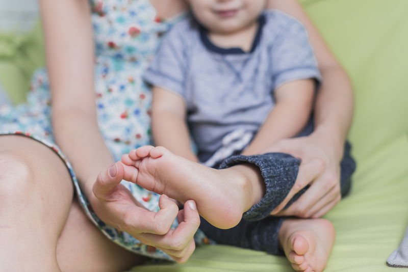 Madre mimando a su hijo