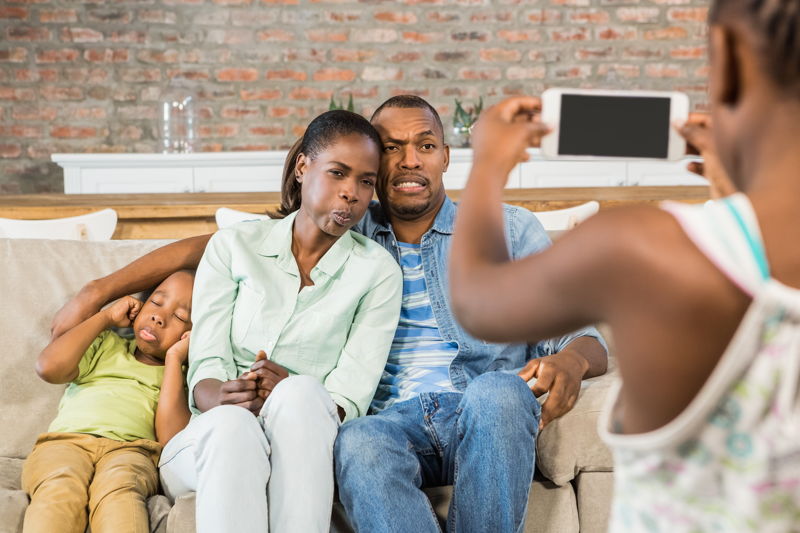 Familia sacándose una foto en casa