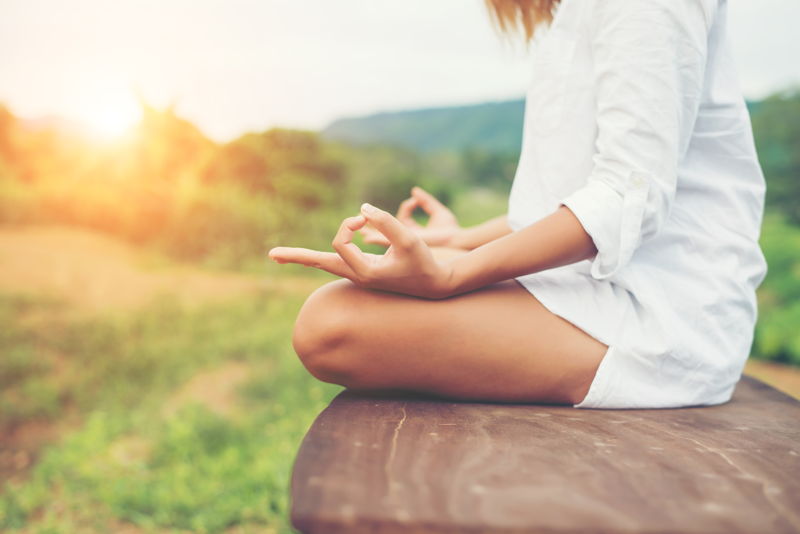 Mujer haciendo mindfullness en un entorno de naturaleza