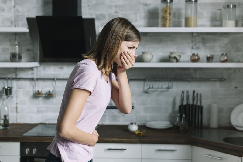 Mujer joven con náuseas