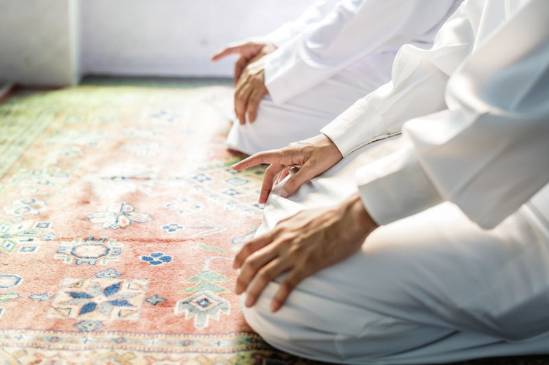 Árabes rezando encima de su alfombra personal