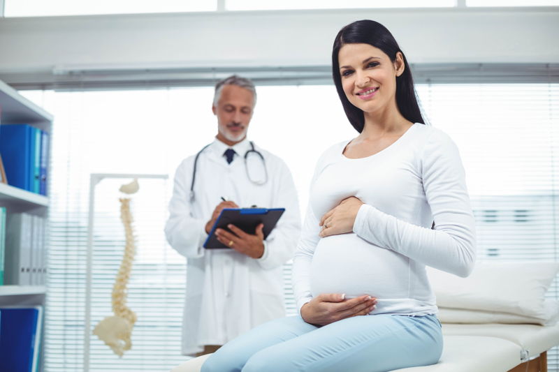 Joven embarazada en una consulta de asesoramiento genético