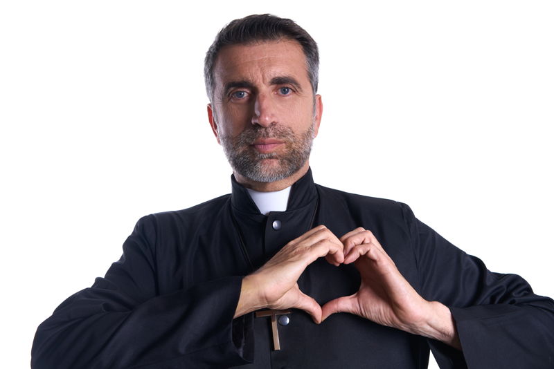 Sacerdote haciendo el corazón con las manos