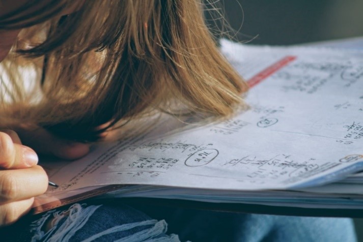 Niña estudiando