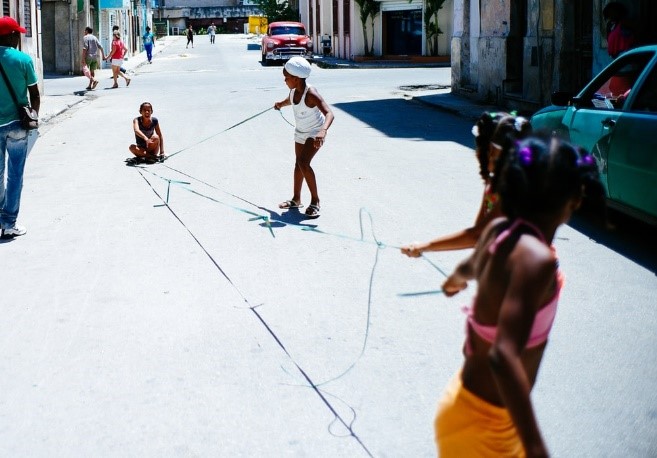 Niñas jugando en la calle