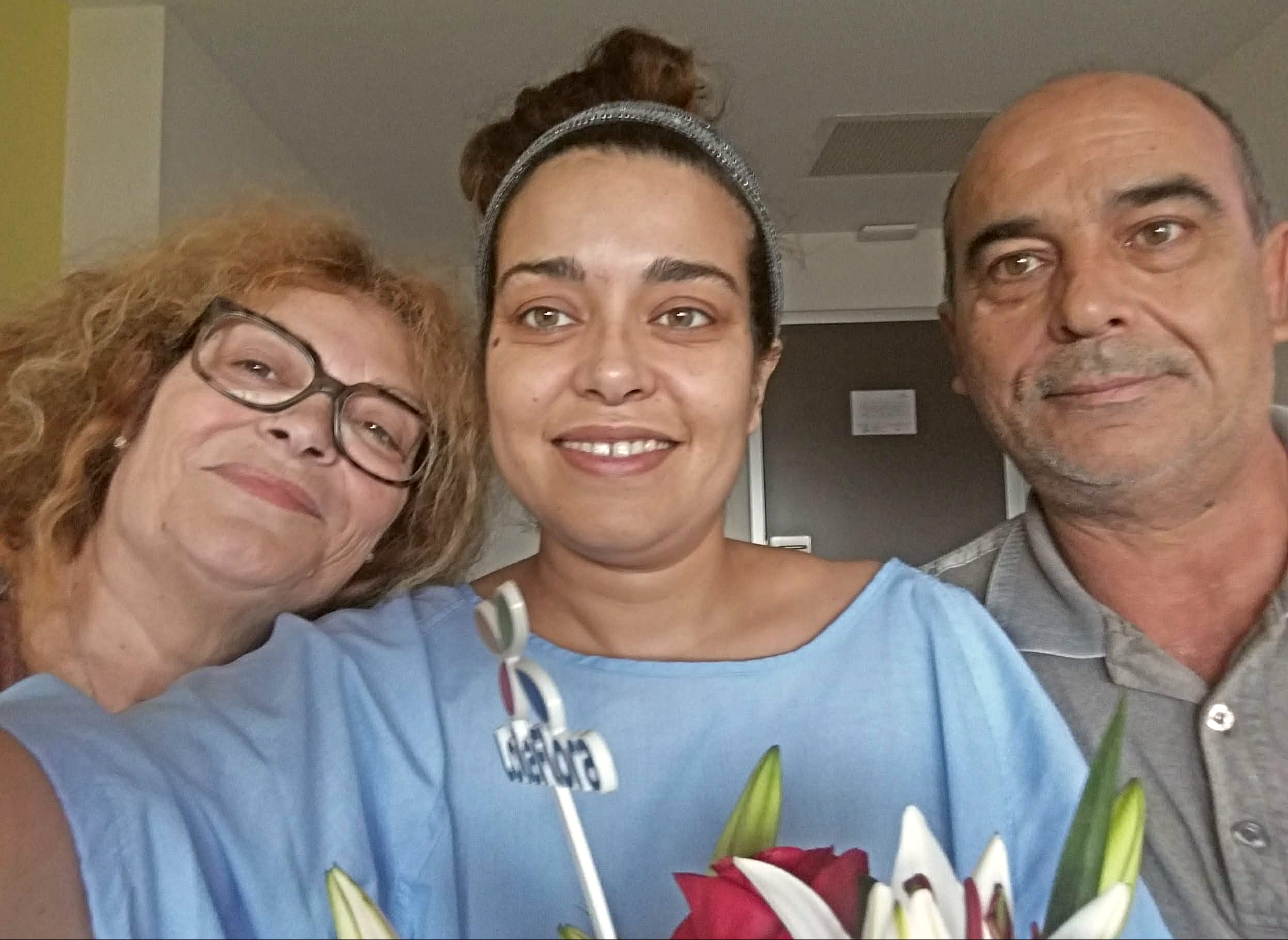 Verónica con sus padres en el hospital