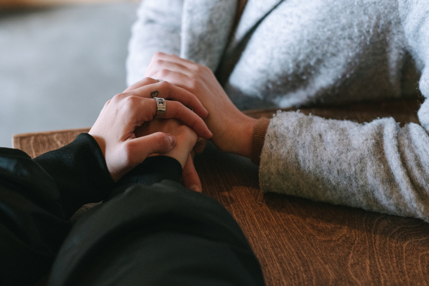 dos personas agarrándose de las manos