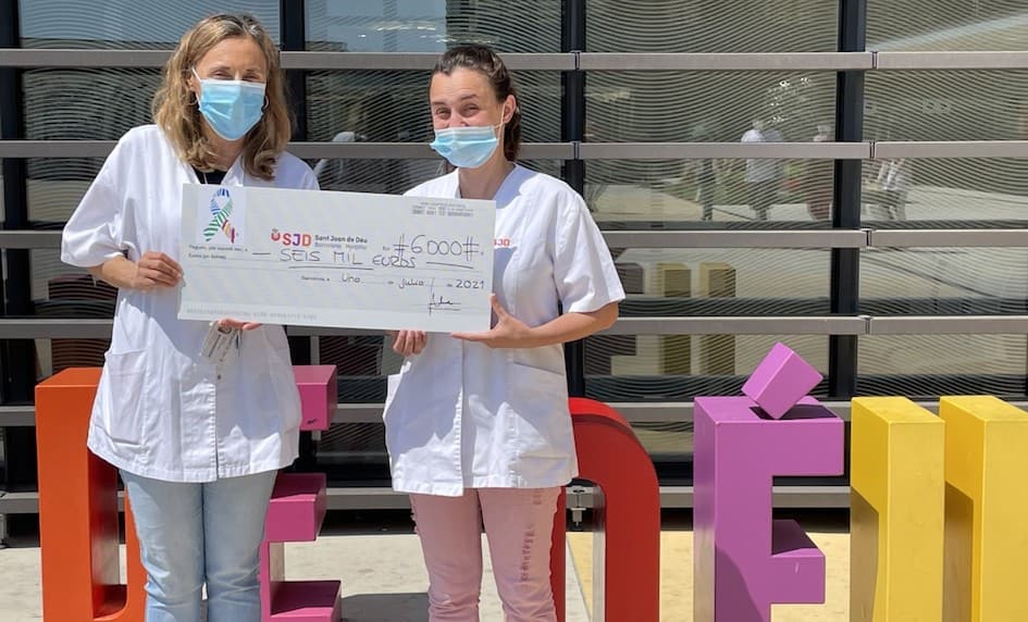 Àngels y Juliana con el cheque donado por SYNGAP1 España