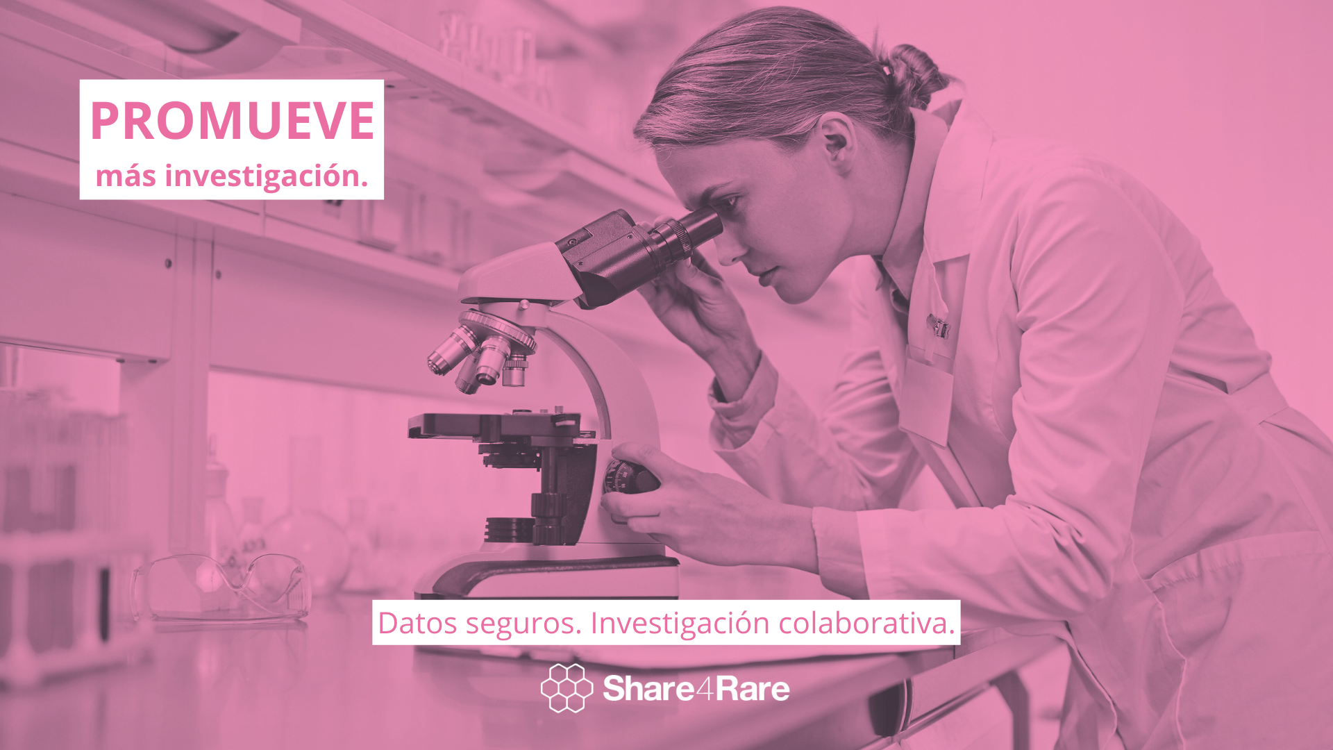 investigadora-mirando-microscopio