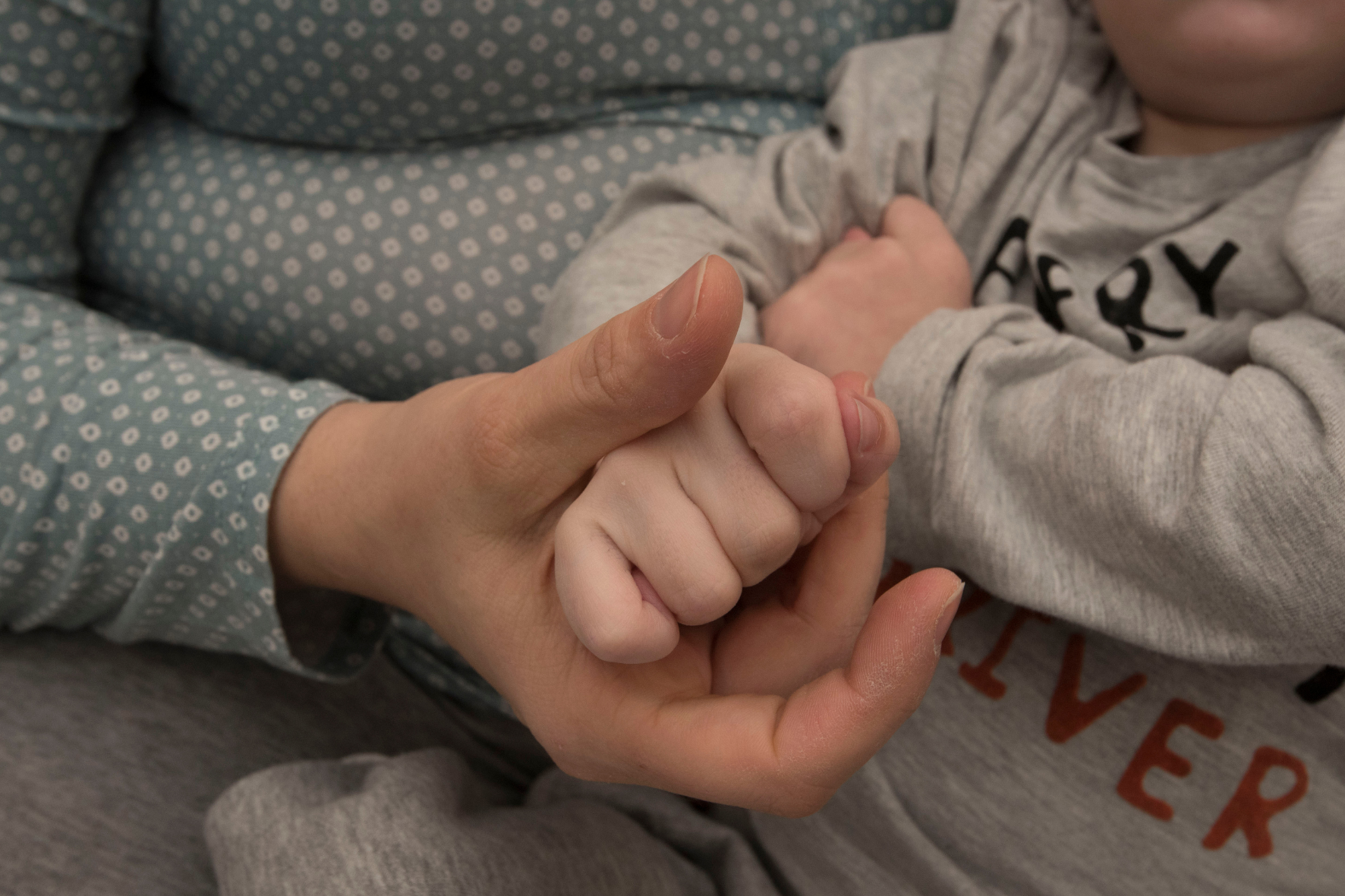 mano-madre-agarrando-mano-niño-pequeño