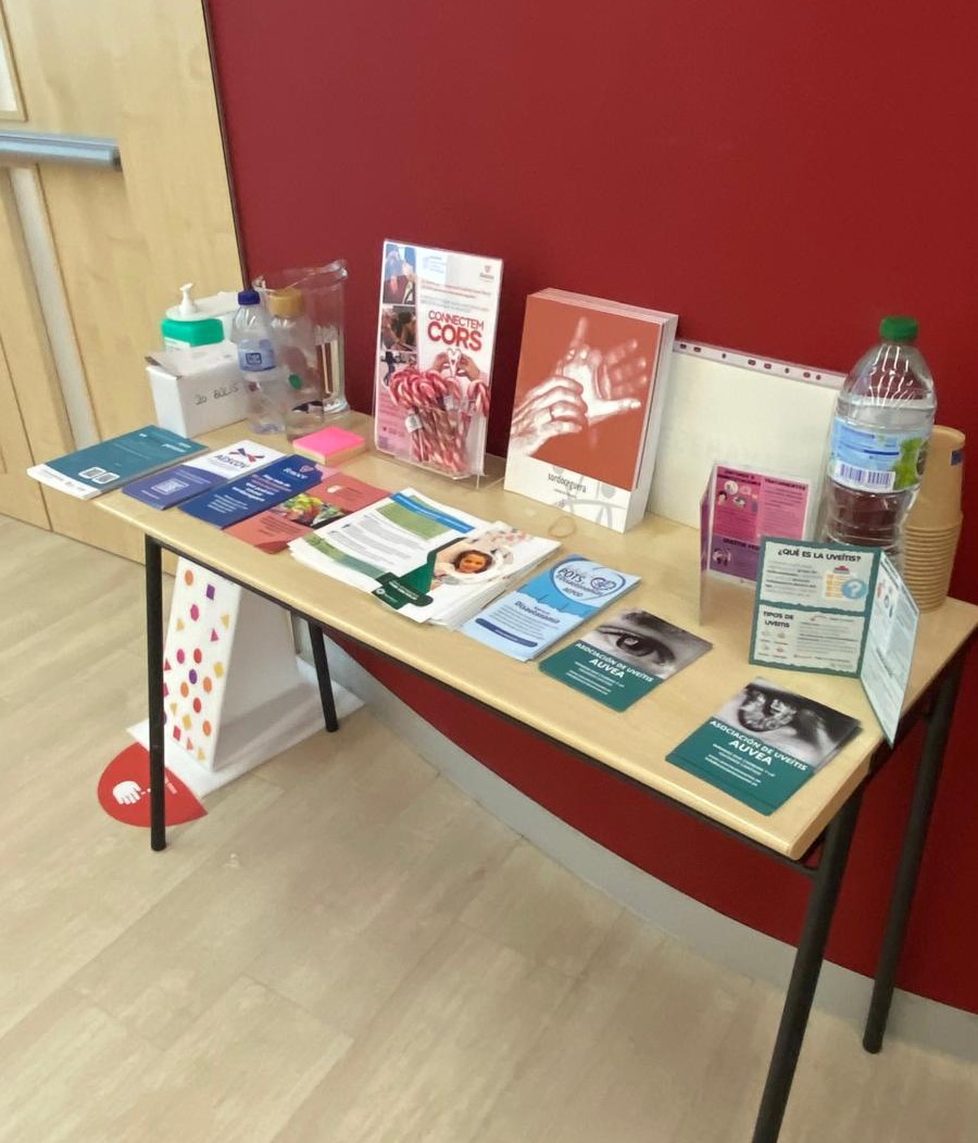 mesa-con-folletos-asociaciones