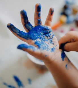 Mano niño pintura azul