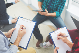 personas-reunidas-escribiendo