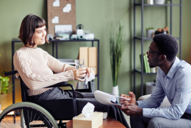 chica en silla de ruedas hablando con chico