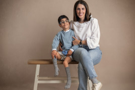 Cristina e Iago sentados en un banquito