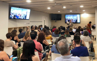 Asistentes a la jornada del 18J en el HSJD y Francesc Palau dando la bienvenida