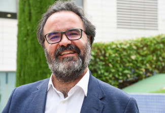 Montoliu en el hospital Picture of researcher Lluís Montoliu