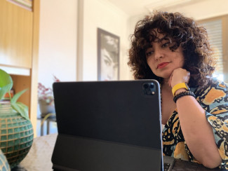 Verónica Zofío Verónica trabajando en su portátil