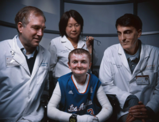 Equipo investigador con un paciente Equipo investigador con un paciente