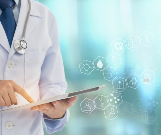 Médico con carpeta informe tratamiento Médico con carpeta informe tratamiento