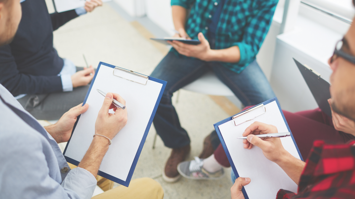 personas-reunidas-escribiendo