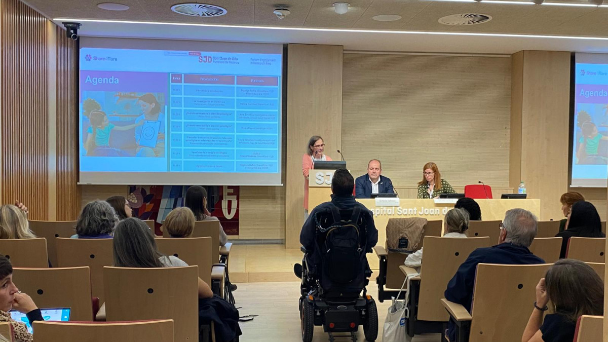 foto-jornada-asistentes-sentados-escuchando