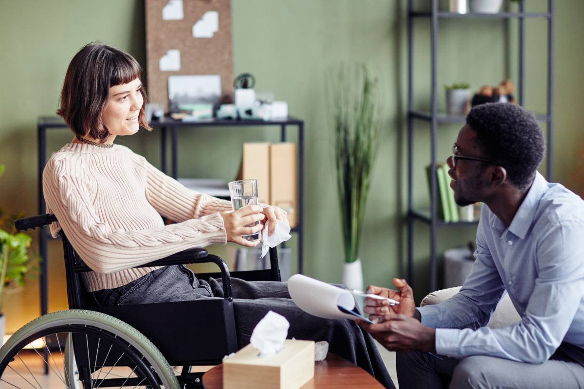 chica en silla de ruedas hablando con chico