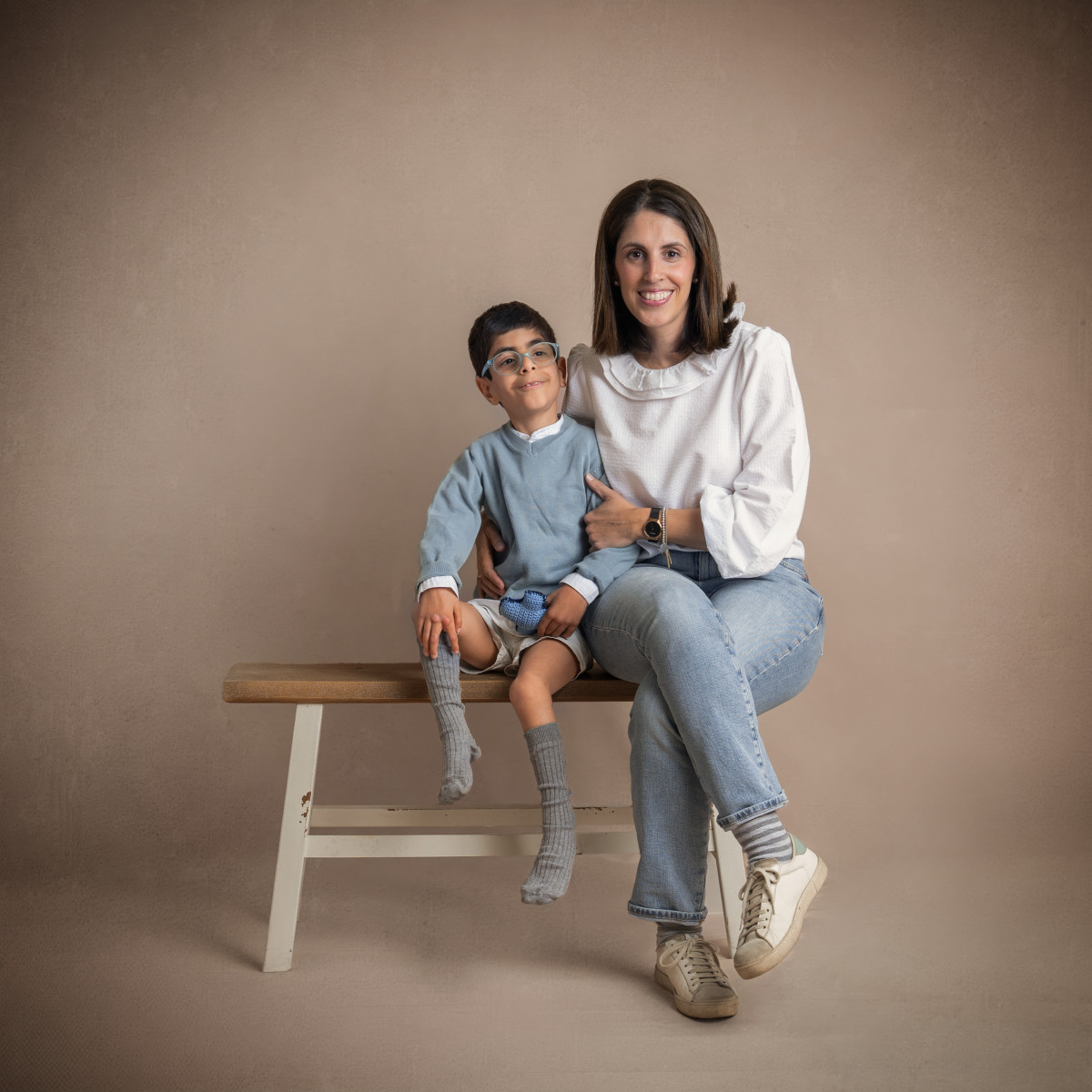 Cristina e Iago sentados en un banquito