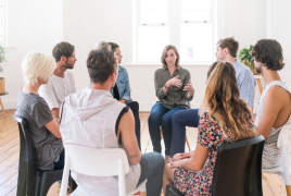 grupo-personas-compartiendo-sentadas-sillas-circulo grupo-personas-compartiendo-sentadas-sillas-circulo